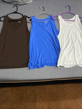 BUNDLE OF WOMENS TANK TOPS